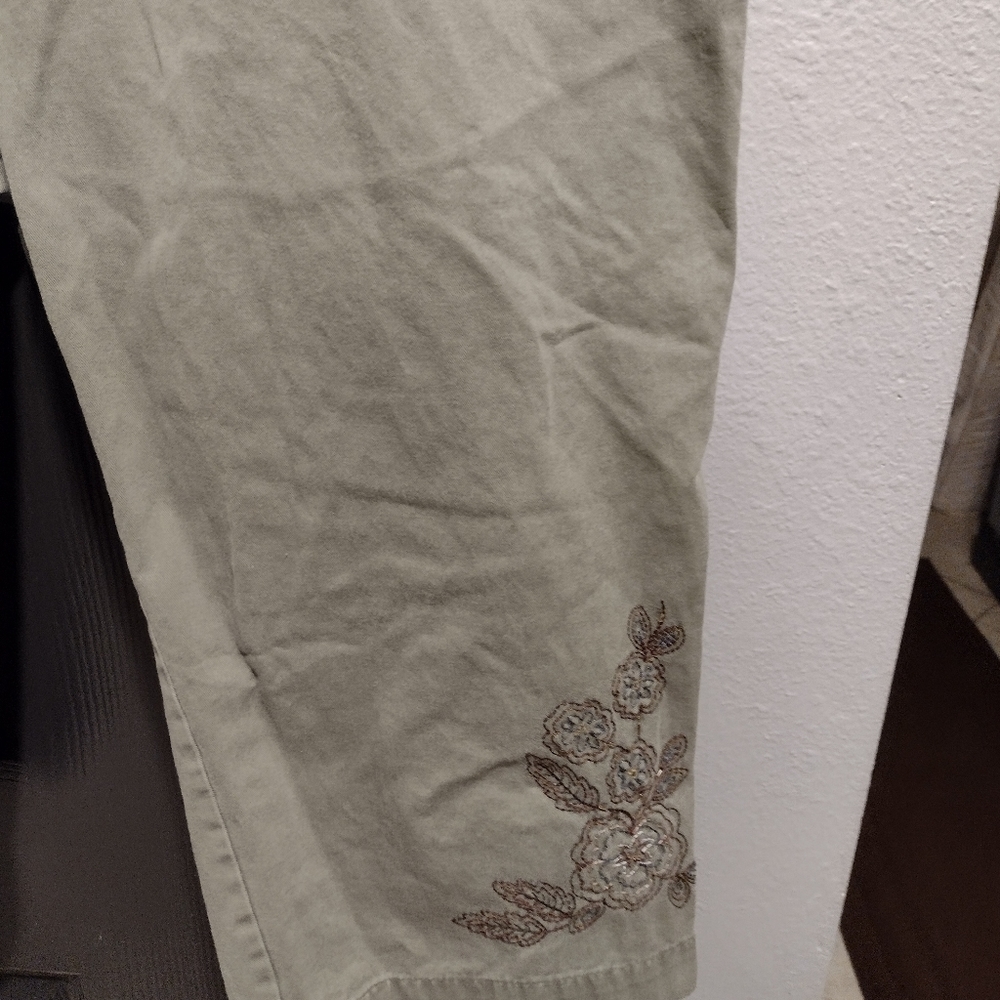 Ladies Basic Additions Green Capris - image 7